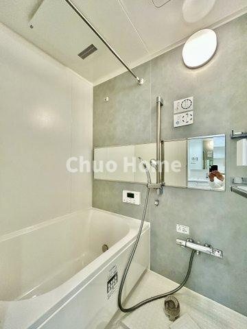 ニューライフマンション木場の浴室|【バスルーム】暖房換気乾燥機付きシステムバスルーム。暖房・冷風・換気・乾燥など、毎日を快適に過ごせるうれしい機能が揃っています。雨の日の洗濯物も安心です。