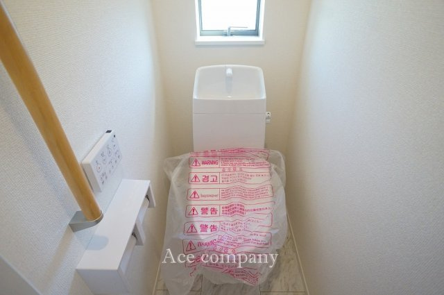 【内観：施工例】 | 八尾市福万寺町南1丁目　【B号棟/全2棟】 | 【同社による同仕様の施工例】トイレは1階と2階の各階に完備♪ともに同仕様のシャワートイレです☆