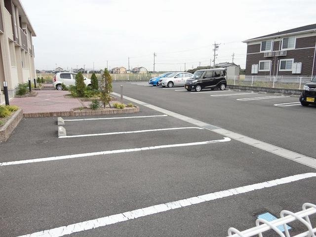 プラシード１１の駐車場