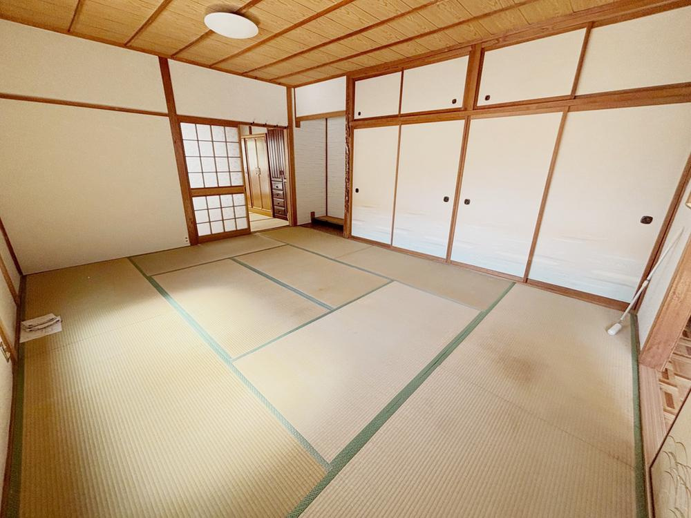 香里ケ丘1丁目　中古一戸建ての寝室|和室10.0帖
■物件内覧・資金計画相談・住宅ローン相談、リフォーム相談、お問合せ受付中■
※当日・翌日のご内覧、ご相談はお電話でのお問合せがスムーズです！