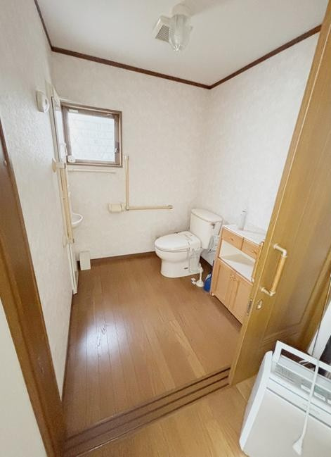 香里ケ丘1丁目　中古一戸建てのトイレ|温水洗浄便座
■物件内覧・資金計画相談・住宅ローン相談、リフォーム相談、お問合せ受付中■
※当日・翌日のご内覧、ご相談はお電話でのお問合せがスムーズです！