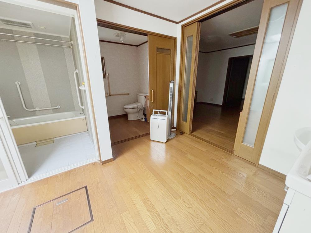 香里ケ丘1丁目　中古一戸建ての内装|洗面室　浴室　トイレ
■物件内覧・資金計画相談・住宅ローン相談、リフォーム相談、お問合せ受付中■
※当日・翌日のご内覧、ご相談はお電話でのお問合せがスムーズです！