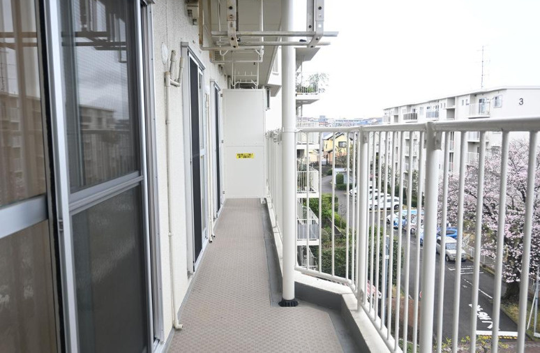 東建ニューハイツ海老名2号棟のバルコニー