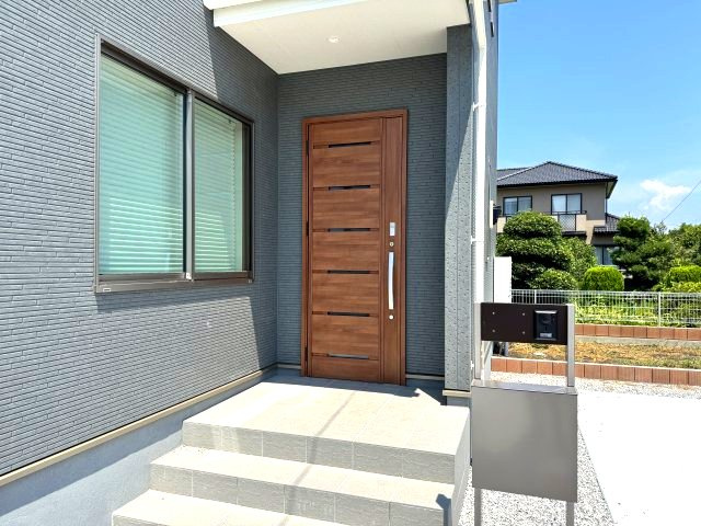 リーブルガーデンＳ第２前橋総社町植野　3号棟の玄関|玄関前も広々しています！
玄関スペースも広いので三輪車なども置けます♪