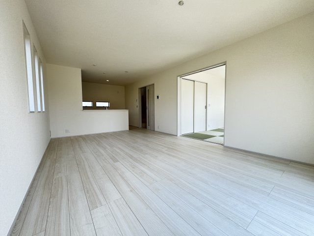 リーブルガーデンＳ第２前橋総社町植野　3号棟の居間・リビング|【イメージ画像】ゆったり過ごせる18帖リビングです
人気の対面式キッチンを配した空間はお好みの家具も合わせやすく、家族がくつろぐ快適な空間造りをサポート。窓からは明るい陽光が差し込みます。