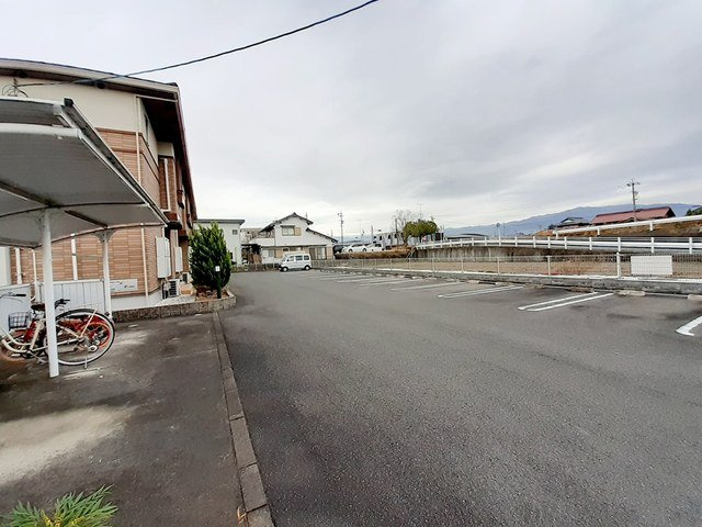 メゾン　アンジュの駐車場