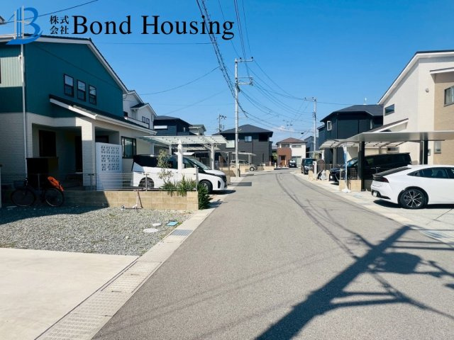 「オール電化」「車並列3台駐車可」大久保町松陰　築4年の前面道路含む現地写真