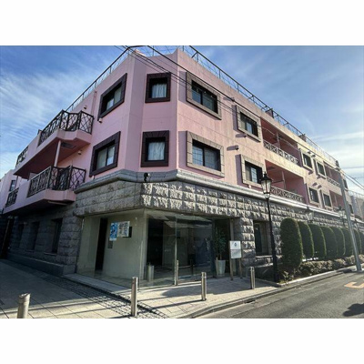 【外観】 | ドゥーム・コスメケア | 鉄筋コンクリート造のがっちりとした建物。