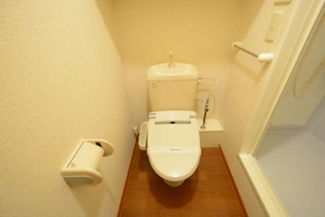 温水洗浄便座付きのトイレです♪