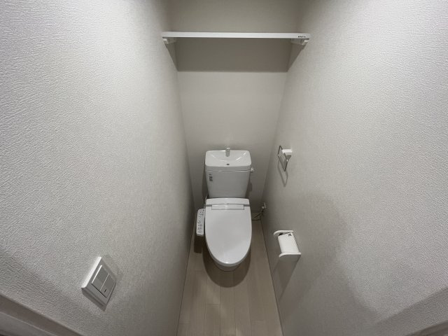 温水洗浄便座付きのトイレです♪