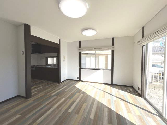 長生郡一宮町一宮　中古戸建の居間・リビング|内外装リフォーム済み令和8年1月 システムキッチン交換 駐車並列2台可能 一宮海岸車約10分