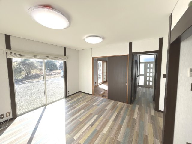 長生郡一宮町一宮　中古戸建の居間・リビング|内外装リフォーム済み令和8年1月 システムキッチン交換 駐車並列2台可能 一宮海岸車約10分