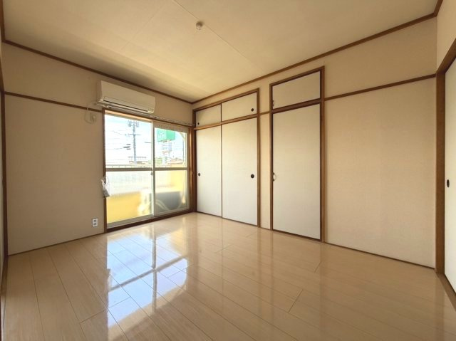 ドミール小山の洋室