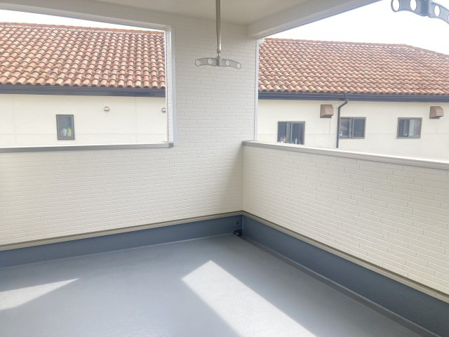 クレイドルガーデン前橋市稲荷新田町第３　４号棟のバルコニー|人気のインナーバルコニー！急な雨でも洗濯物が濡れません。