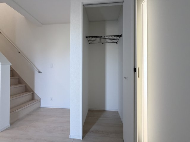 クレイドルガーデン前橋市稲荷新田町第３　４号棟の玄関|玄関収納もついてます。
