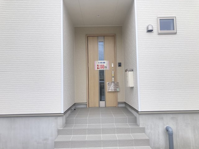 クレイドルガーデン前橋市稲荷新田町第３　４号棟の玄関|玄関ポーチも屋根が雨の日も濡れずに便利です♪