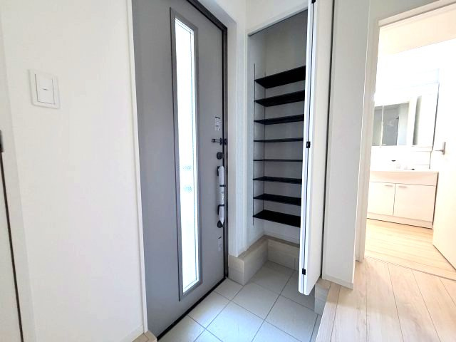 クレイドルガーデン前橋市稲荷新田町第３　４号棟の玄関|玄関ポーチも屋根が雨の日も濡れずに便利です♪