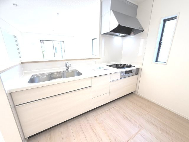クレイドルガーデン前橋市稲荷新田町第３　４号棟のキッチン|人気のカウンターキッチン採用です☆
コンロも３口ご用意しています！調理スペースも広くストレスなくお料理できます。
浄水器つきなので美味しいお水も飲めますよ♪