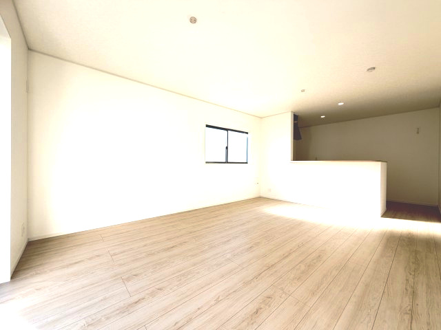クレイドルガーデン前橋市稲荷新田町第３　４号棟の居間・リビング|ゆったり過ごせる16帖リビングです♪
人気の対面式キッチンを配した空間はお好みの家具も合わせやすく、家族がくつろぐ快適な空間造りをサポート。窓からは明るい陽光が差し込みます。