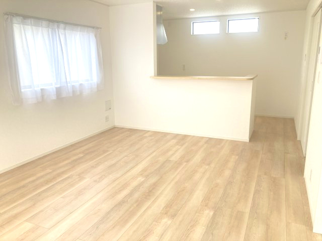 クレイドルガーデン前橋市稲荷新田町第３　４号棟の居間・リビング|【イメージ画像】ゆったり過ごせる16帖リビングです♪
人気の対面式キッチンを配した空間はお好みの家具も合わせやすく、家族がくつろぐ快適な空間造りをサポート。窓からは明るい陽光が差し込みます。