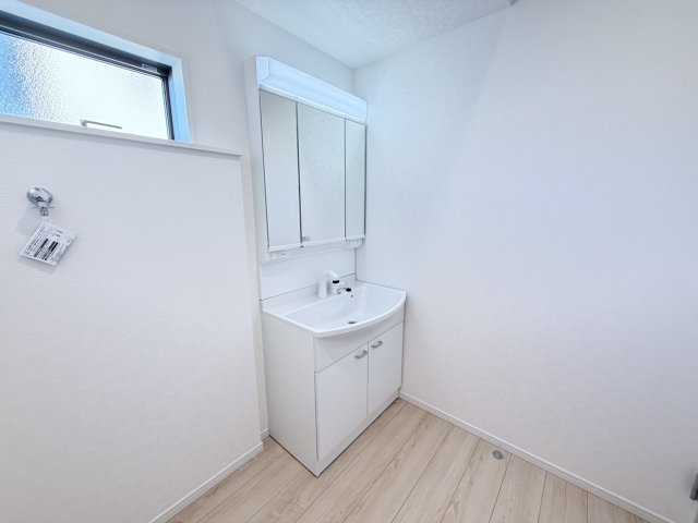 クレイドルガーデン前橋市稲荷新田町第３　４号棟の独立洗面台|シャワー水栓付き洗面台で朝の身支度もバッチリです！
洗面台には収納スペースもあり洗面室もすっきり片付きますよ！