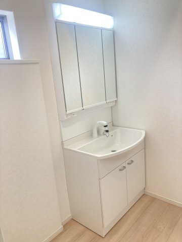 クレイドルガーデン前橋市稲荷新田町第３　４号棟の独立洗面台|シャワー水栓付き洗面台で朝の身支度もバッチリです！
洗面台には収納スペースもあり洗面室もすっきり片付きますよ！