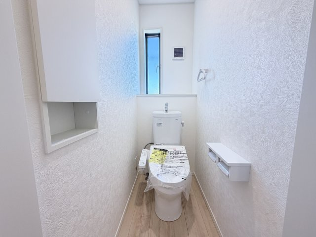 クレイドルガーデン前橋市稲荷新田町第３　４号棟の独立洗面台|シャワー水栓付き洗面台で朝の身支度もバッチリです！
洗面台には収納スペースもあり洗面室もすっきり片付きますよ！