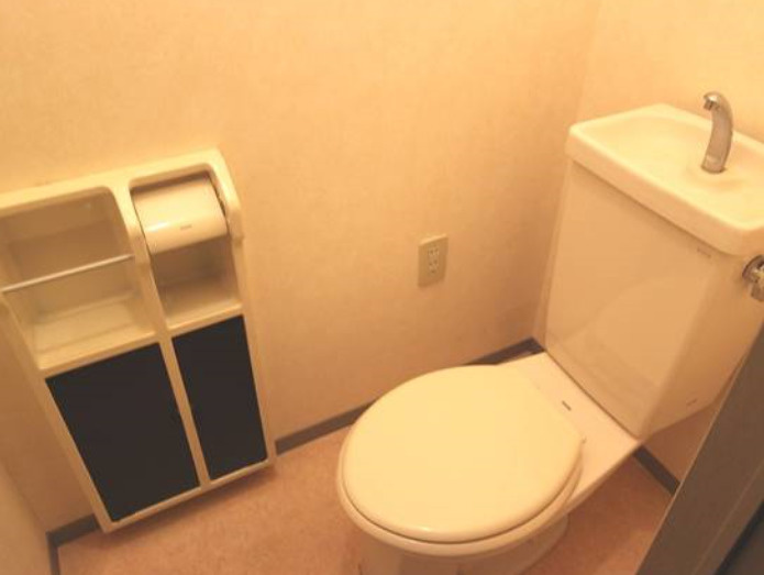 久留米市野伏間１丁目のハイツのトイレ|落ち着いた色調のトイレです