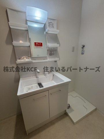 組坂ビルNo8の洗面所|スペースが確保できる洗面所です