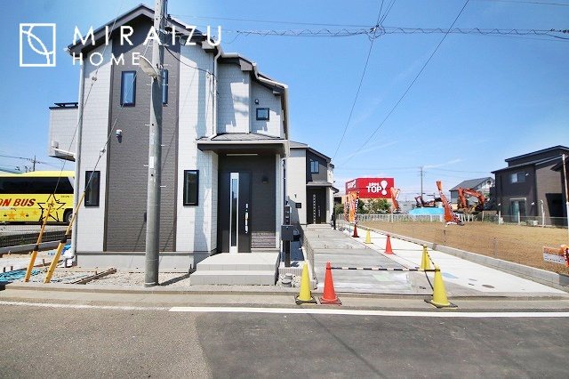 【外観】 | 青く澄み渡った綺麗な空と、陽の光をたっぷりと受ける、そんな新築住宅で新生活をスタートしてみませんか？見学・ご相談等、ミライズホーム(株)までお気軽にご連絡下さい。