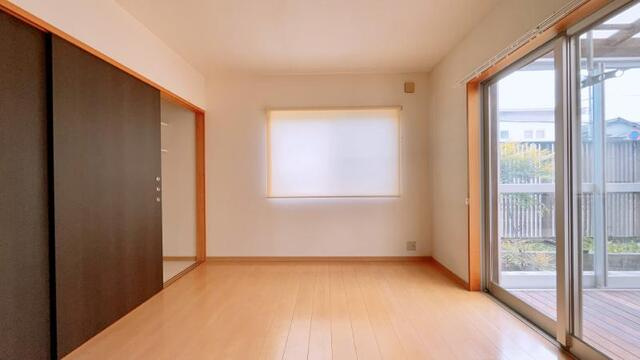 【屋根付き駐車場☆デザイナー住宅】高知市高須東町　中古一戸建ての洋室|テラスに面した明るい洋室♪心地よく過ごせそうですね。
