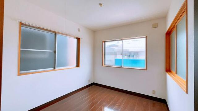 【屋根付き駐車場☆デザイナー住宅】高知市高須東町　中古一戸建ての洋室|窓が多く明るさ＆風が取り入れやすい◎