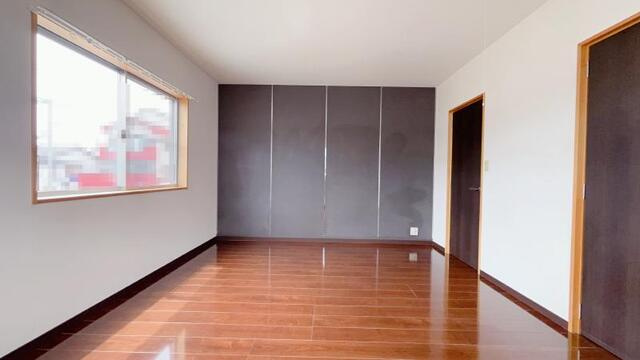 【屋根付き駐車場☆デザイナー住宅】高知市高須東町　中古一戸建ての洋室|アクセントクロスがおしゃれな個室です☆