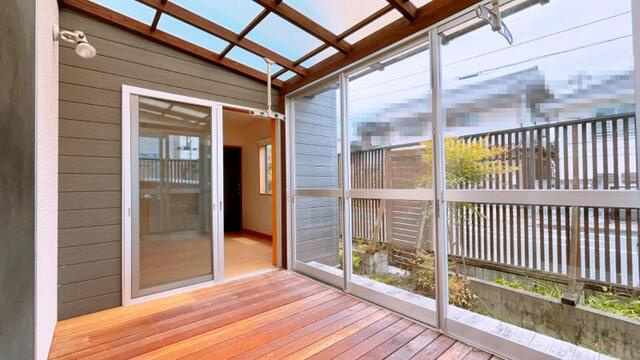 【屋根付き駐車場☆デザイナー住宅】高知市高須東町　中古一戸建ての庭|LDKと洋室からテラスにつながります☆