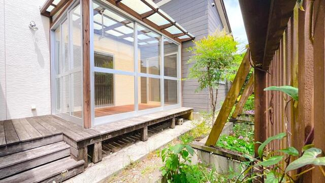 【屋根付き駐車場☆デザイナー住宅】高知市高須東町　中古一戸建ての庭|ウッドデッキのある素敵なお庭です☆