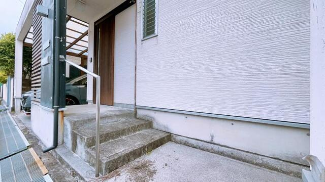 【屋根付き駐車場☆デザイナー住宅】高知市高須東町　中古一戸建ての玄関|手すりがあり安心の玄関ポーチ