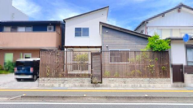【屋根付き駐車場☆デザイナー住宅】高知市高須東町　中古一戸建ての外観|木目フェンスが映えるスタイリッシュな外観。プライバシーにも配慮された住まいです♪