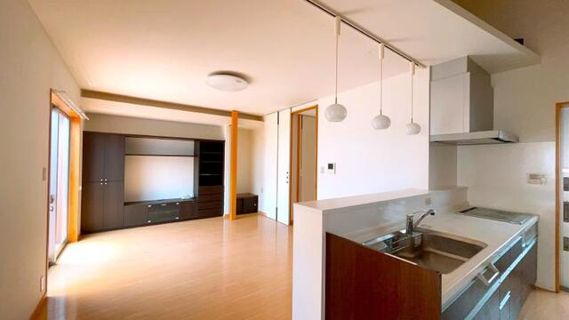 【屋根付き駐車場☆デザイナー住宅】高知市高須東町　中古一戸建ての居間・リビング|家族との会話も弾む対面キッチンです♪