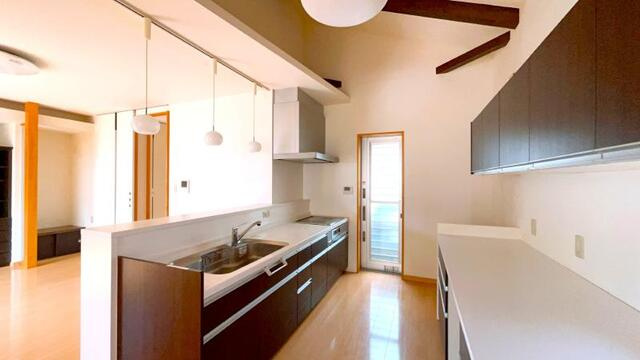 【屋根付き駐車場☆デザイナー住宅】高知市高須東町　中古一戸建てのその他|広々としたキッチンスペース。収納や作業スペースもしっかり確保されています◎