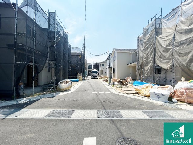 堺市美原区阿弥　新築一戸建ての前面道路含む現地写真|周辺は落ち着いた街並みの住宅地！子育てがしやすい住環境です！まだ未完成ですが、現地でしかわからない事もございます。是非一度ご覧ください。