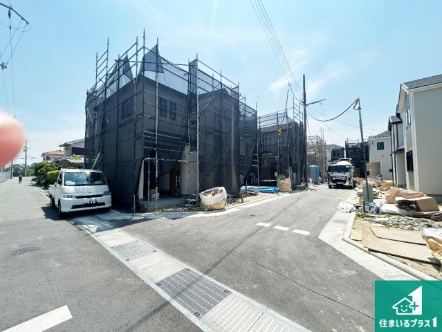 堺市美原区阿弥　新築一戸建ての前面道路含む現地写真|周辺は落ち着いた街並みの住宅地！子育てがしやすい住環境です！まだ未完成ですが、現地でしかわからない事もございます。是非一度ご覧ください。