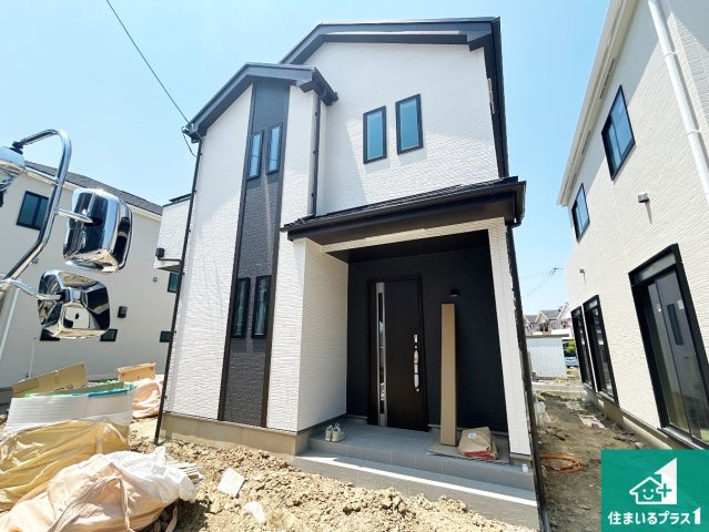 堺市美原区阿弥　新築一戸建ての外観|周辺は落ち着いた街並みの住宅地！子育てがしやすい住環境です！まだ未完成ですが、現地でしかわからない事もございます。是非一度ご覧ください。