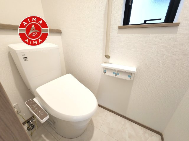 古賀市日吉2丁目第1-2棟（A号棟）の内観：施工例|温水洗浄便座を完備しております。2ヶ所にトイレがあるのは朝の慌ただしい時間も安心です。