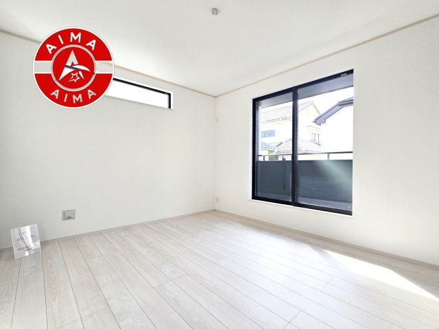 古賀市日吉2丁目第1-2棟（A号棟）の内観：施工例|主寝室には収納力に優れたクローゼットがありますので、お部屋もすっきり片付きます。