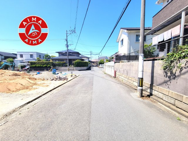 古賀市日吉2丁目第1-2棟（A号棟）の前面道路含む現地写真|前面道路は閑静な住宅地をはしる車通りの少ない道路。お車の出し入れが苦手なママや小さなお子様にも安心ですね。しっかり舗装もされているので、ベビーカーや自転車で通っても快適に通行できます。