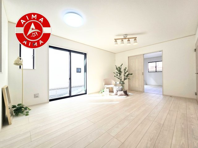 古賀市日吉2丁目第1-2棟（A号棟）の内観：施工例|キッチンからリビングをしっかり確認できます。家族の笑顔があふれる空間になりそうですね。同社