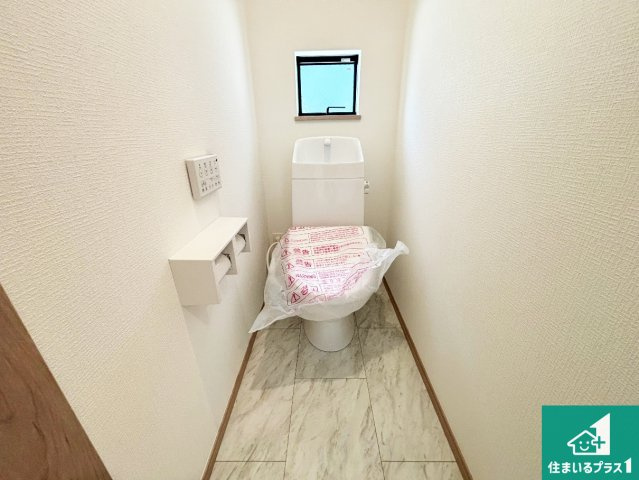 堺市美原区阿弥　新築一戸建てのトイレ|1・2階の2ヶ所にあるので、朝の忙しい時間の順番待ちもなく、深夜の利用にも大変便利です。