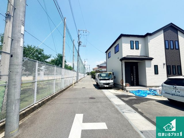 堺市美原区阿弥　新築一戸建ての前面道路含む現地写真|周辺は落ち着いた街並みの住宅地！子育てがしやすい住環境です！まだ未完成ですが、現地でしかわからない事もございます。是非一度ご覧ください。