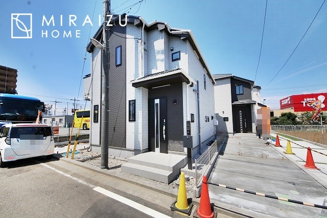 【外観】 | 青く澄み渡った綺麗な空と、陽の光をたっぷりと受ける、そんな新築住宅で新生活をスタートしてみませんか？見学・ご相談等、ミライズホーム(株)までお気軽にご連絡下さい。
