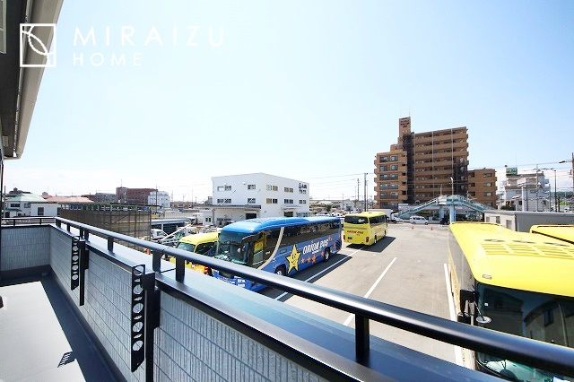 【バルコニー】 | 暮らしやすさを考えたプランで快適な現地ロケーションを実現。安らぎに満たされる、ゆとりのある日々を過ごせます♪
